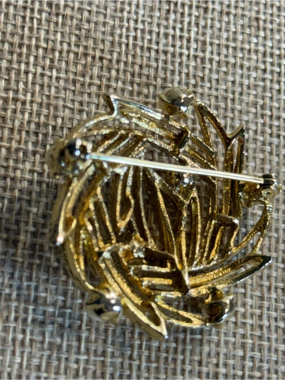 Vintage Textured Gold Tone Wreath‎ Brooch with Faux Pearl Accents Swirl MCM